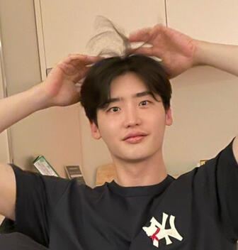 Saka Iryawan - Lee Jongsuk